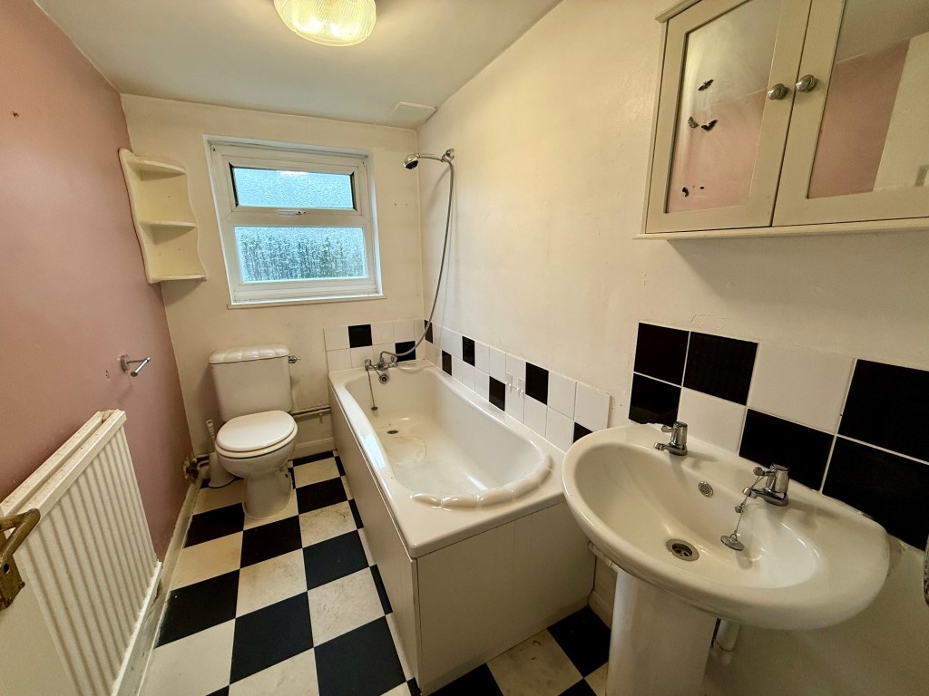 Lot: 160 - END-TERRACE HOUSE IN TOWN CENTRE - Bathroom with W.C.